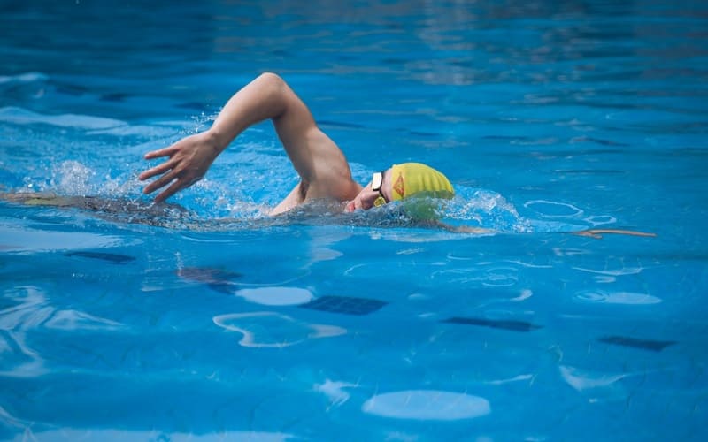 Cách bơi sải không bị chìm: Hướng dẫn chi tiết cho người mới từ A–Z